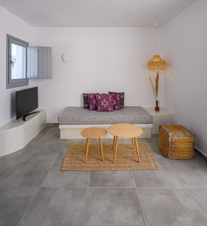 Кровать или кровати в номере Thoè Oia Suites