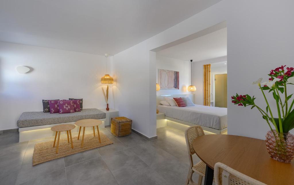 Кровать или кровати в номере Thoè Oia Suites