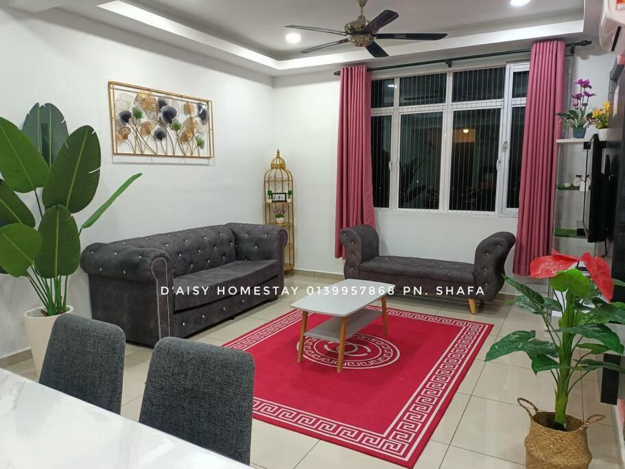 uma sala de estar com um sofá e uma mesa em D'Aisy Homestay Sepang Klia Nilai em Sepang