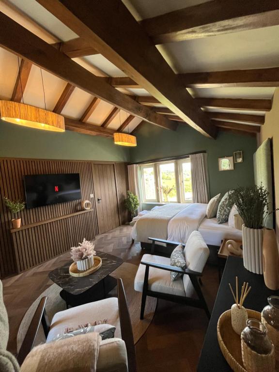 哈利法克斯的住宿－Saltonstall Airbnb，大房间设有两张床和电视