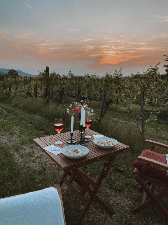 stół piknikowy na polu z kieliszkami do wina w obiekcie POP Tiny House Balaton w mieście Káptalantóti