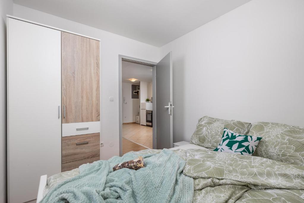 ein Schlafzimmer mit einem Bett und einem großen Spiegel in der Unterkunft Apartment KATI&ANA in Rijeka
