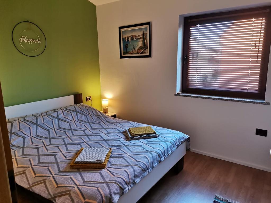 sypialnia z łóżkiem z dwoma ręcznikami w obiekcie Appartement Sonia w Fažanie