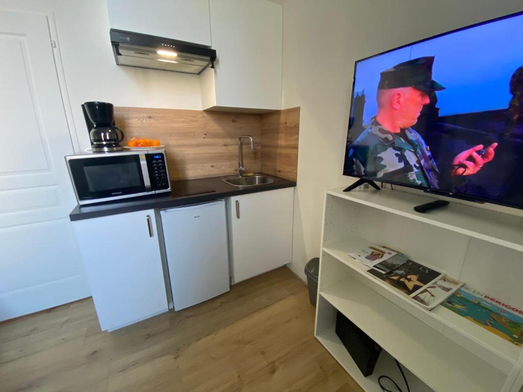 Il comprend une petite cuisine équipée d'une télévision et d'un four micro-ondes. dans l'établissement Chez Tony, à Périgueux