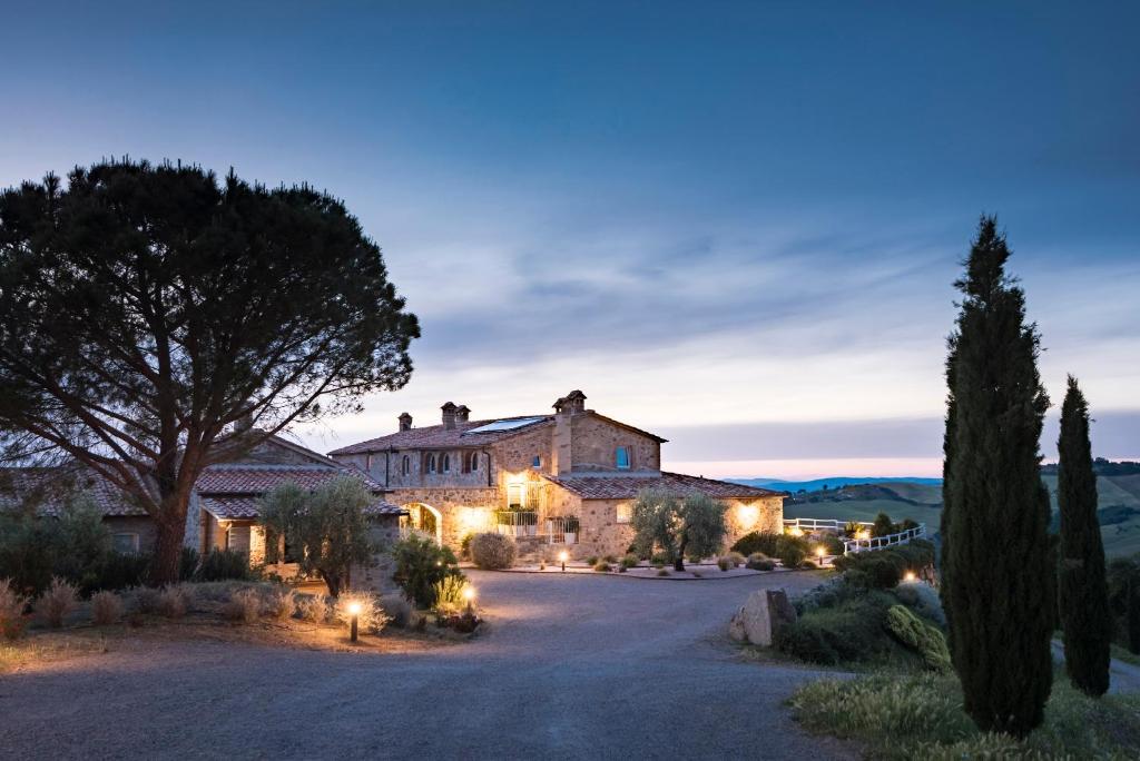 posiadłość na wzgórzach o zmierzchu w obiekcie Dimora Santa Margherita - Relais di Charme w mieście Cinigiano