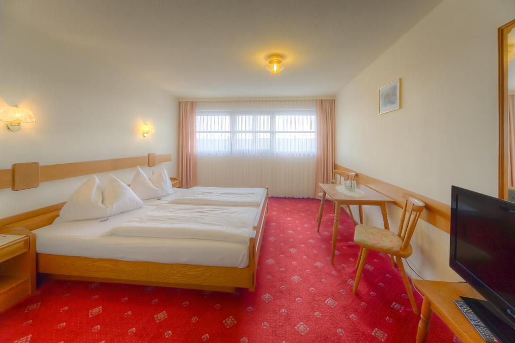 Postel nebo postele na pokoji v ubytování Burgenländerhof Hotel Garni