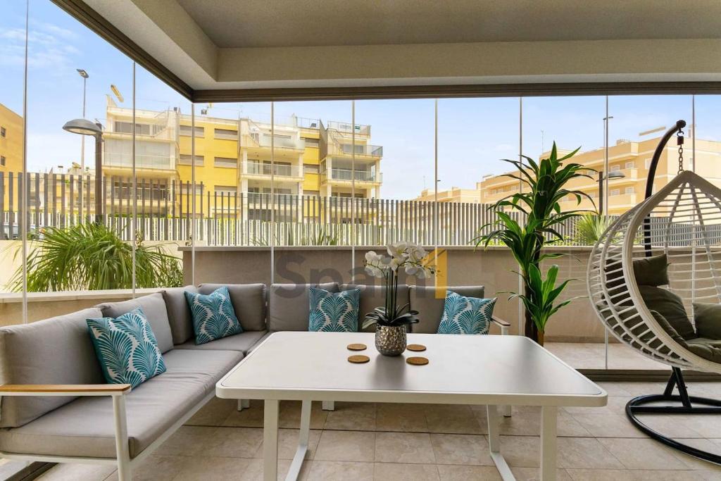 Posezení v ubytování Villamartin - Green Hills 3 Bedrooms Apartment with 3 pools, Gym, Sauna