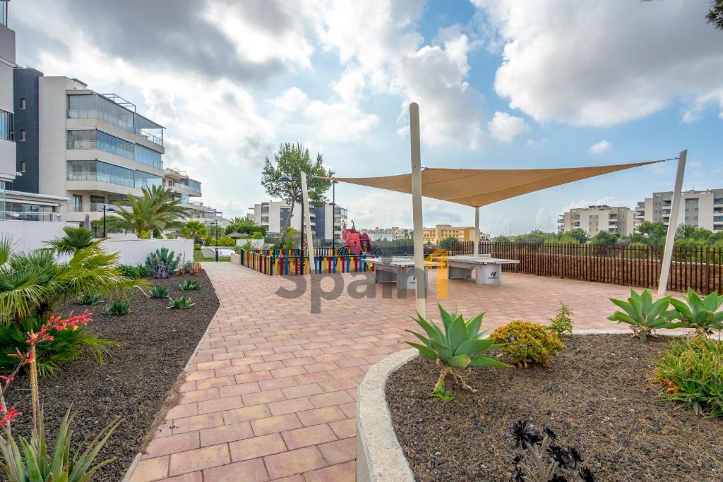 Zahrada ubytování Villamartin - Green Hills 3 Bedrooms Apartment with 3 pools, Gym, Sauna
