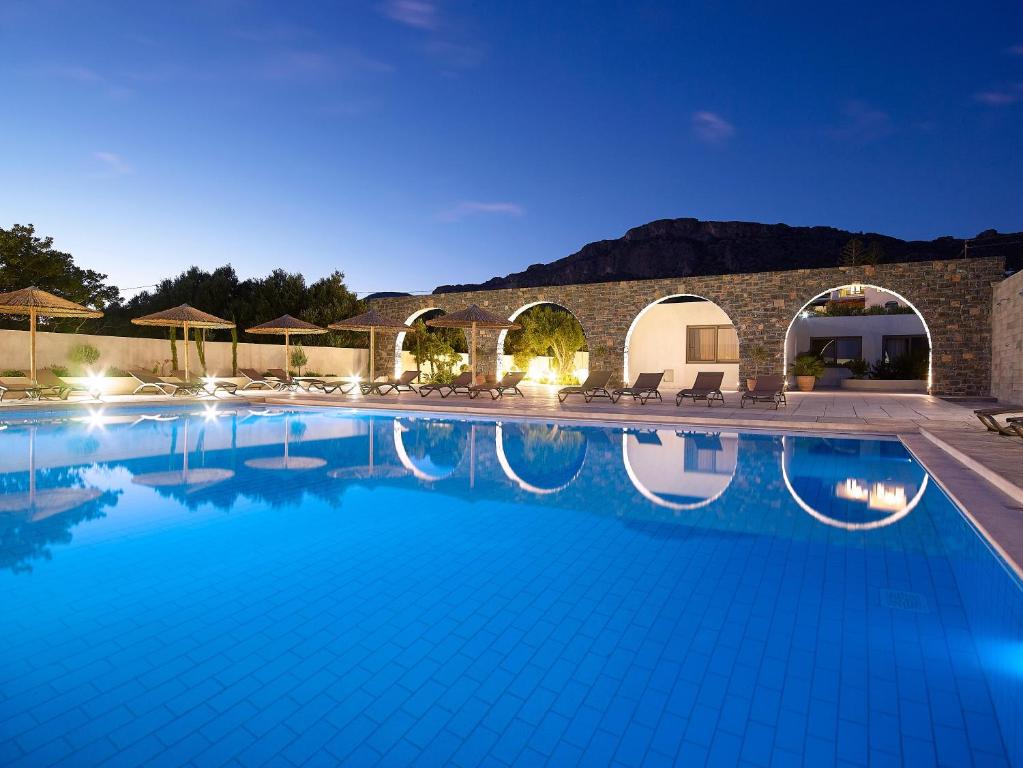 ein großer Pool in einem Resort in der Nacht in der Unterkunft Coriva Beach Hotel & Bungalows in Koutsounári