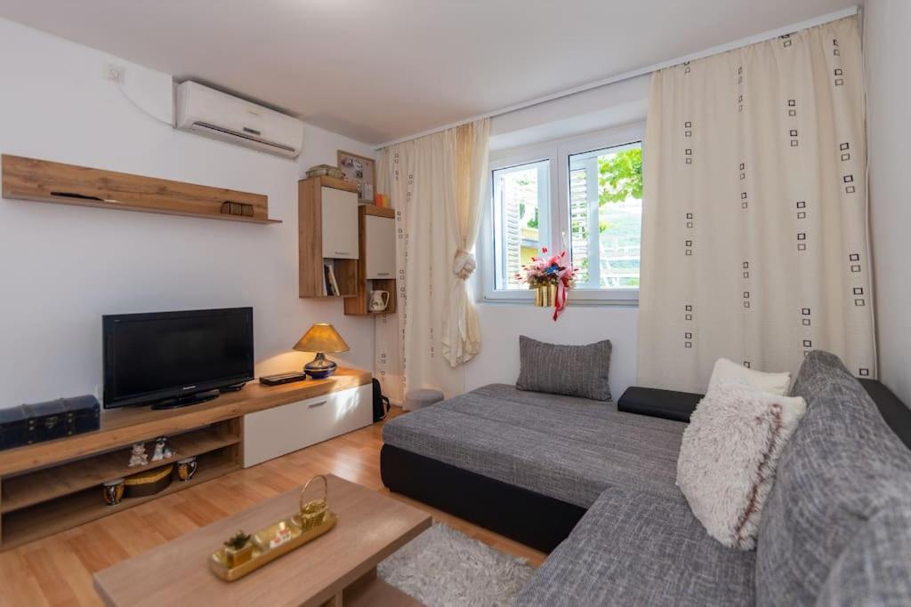 TV a/nebo společenská místnost v ubytování Holiday Home Šćurla
