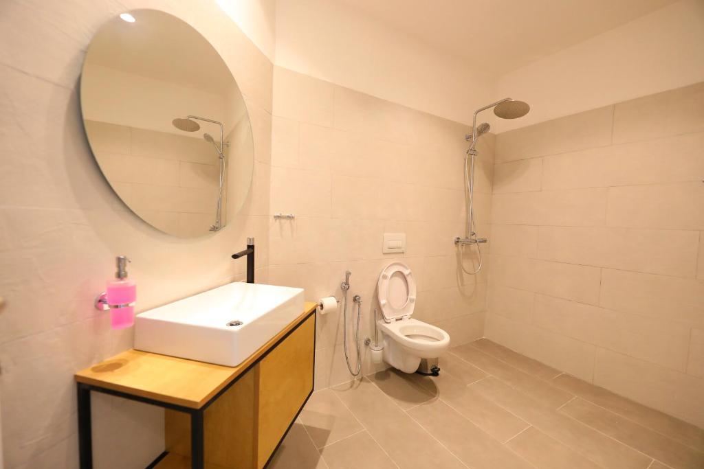 Koupelna v ubytování Maor Hotel