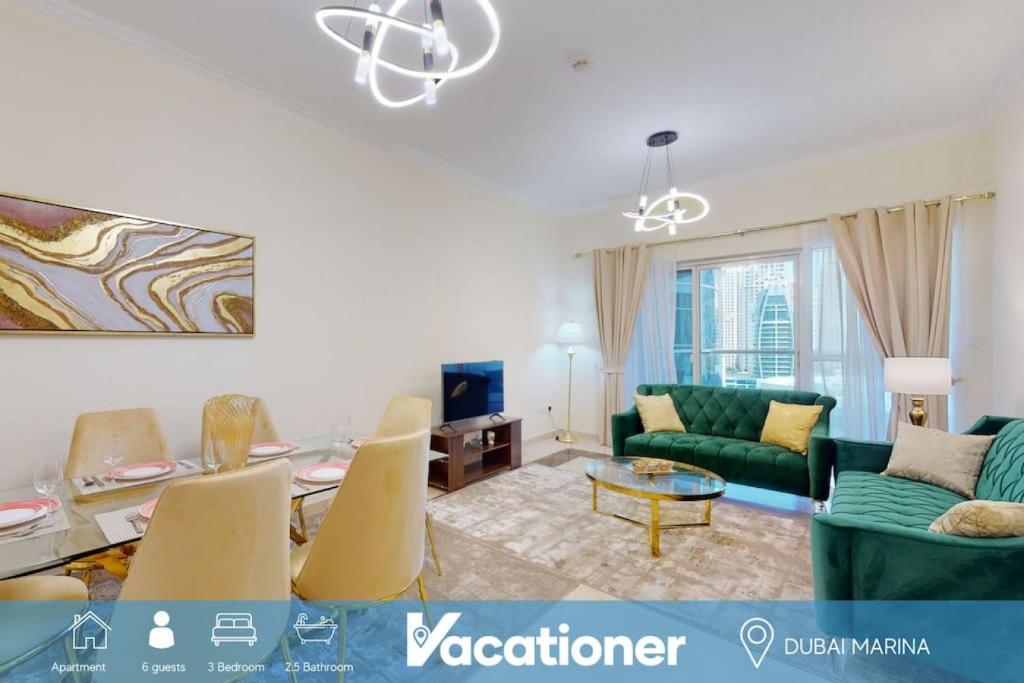 杜拜的住宿－The Zen Tower - Vacationer，客厅配有绿色沙发和桌子
