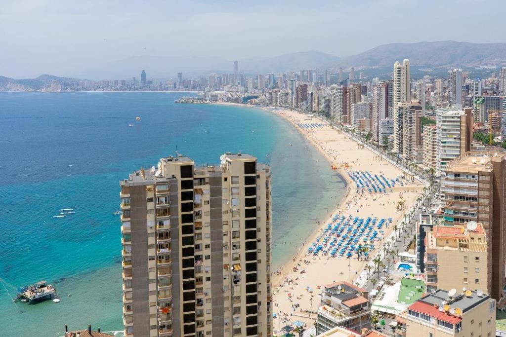 ベニドルムにあるApartamento Completo Plaza Españaのビーチの景色を望む客室で、パラソルが備わります。