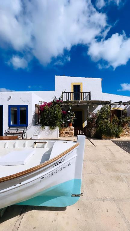 a boat parked in front of a house at Casa Can Pep Tauet in San Ferrán de ses Roques