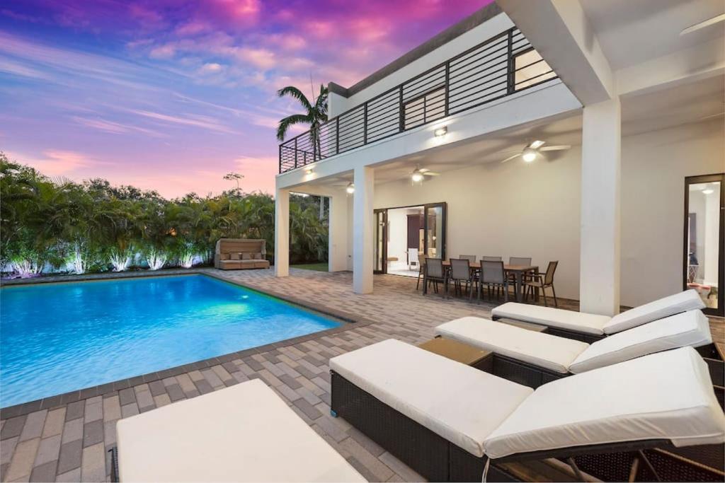 een huis met een zwembad en een patio bij Granada Modern Luxury in Massive Mansion with Heated Pool in Miami