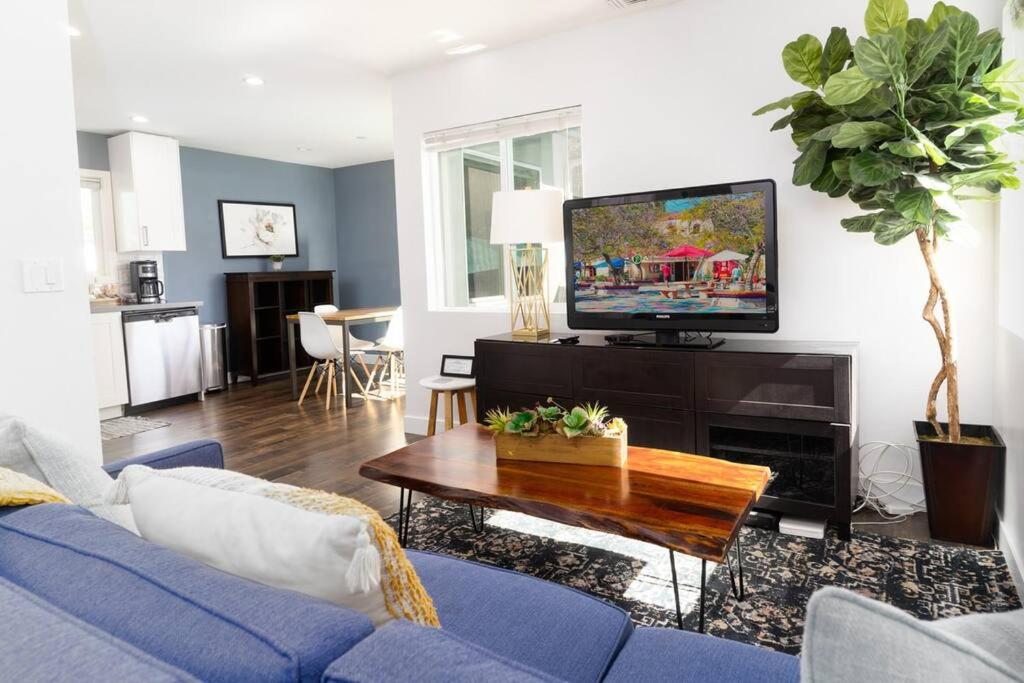 salon z niebieską kanapą i telewizorem w obiekcie North Park Retreat! Trendy & Tranquil 2br/2ba Home w mieście San Diego