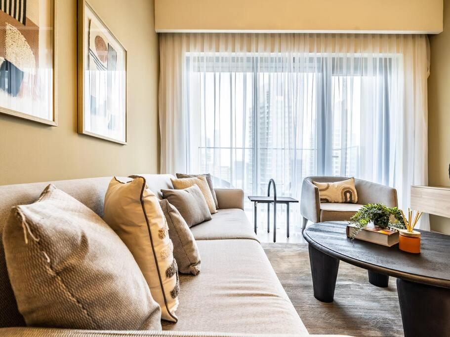 Fotografie z fotogalerie ubytování The Downtown Dreamer: A Trendy 1BR near Dubai Mall v Dubaji