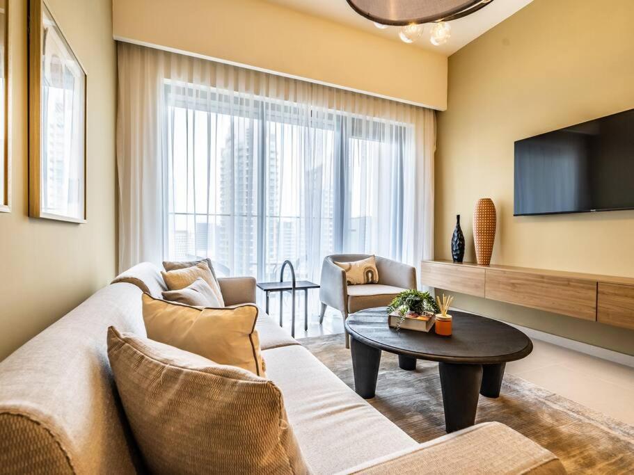 Fotografie z fotogalerie ubytování The Downtown Dreamer: A Trendy 1BR near Dubai Mall v Dubaji