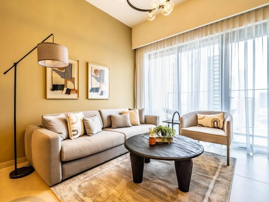 Fotografie z fotogalerie ubytování The Downtown Dreamer: A Trendy 1BR near Dubai Mall v Dubaji