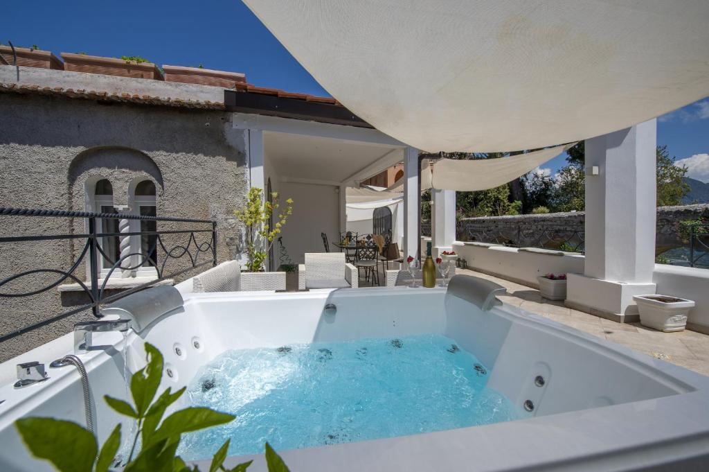 bañera de hidromasaje en el balcón de una casa en Le Suites della Principessa, en Ravello