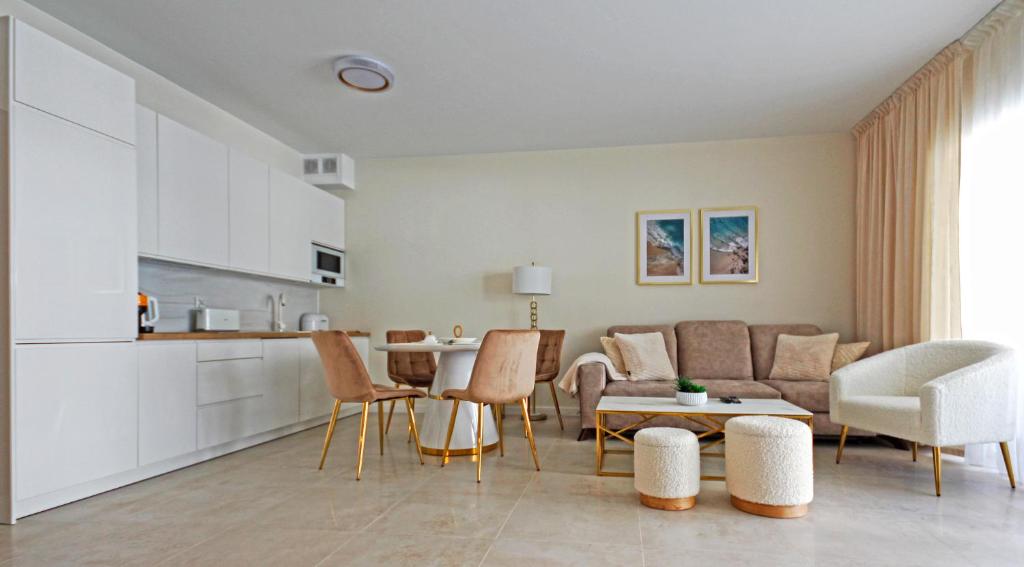 ein Wohnzimmer mit einem Sofa und einem Tisch in der Unterkunft Apartament Sea Star in Pogorzelica