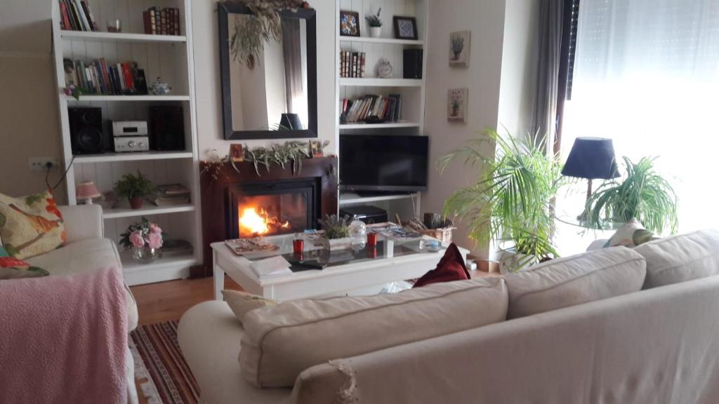 sala de estar con sofá y chimenea en Casa rural el atardecer, en Belchite