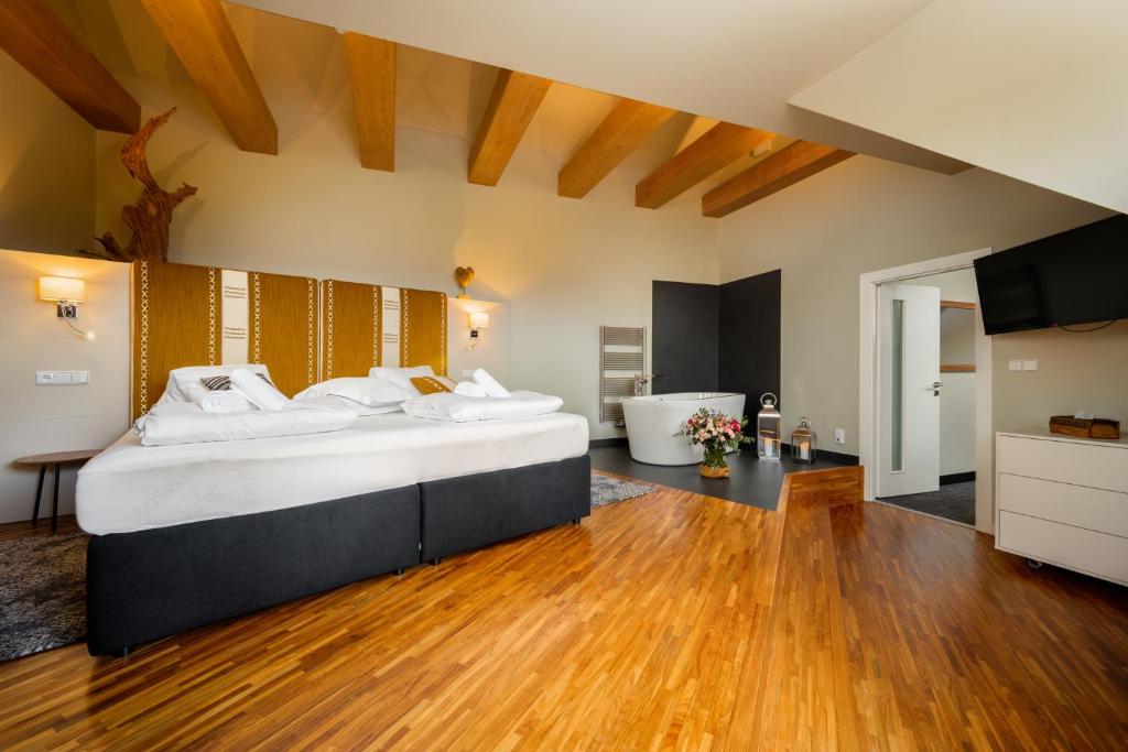 Postel nebo postele na pokoji v ubytování Hotel Premier- Adults Only
