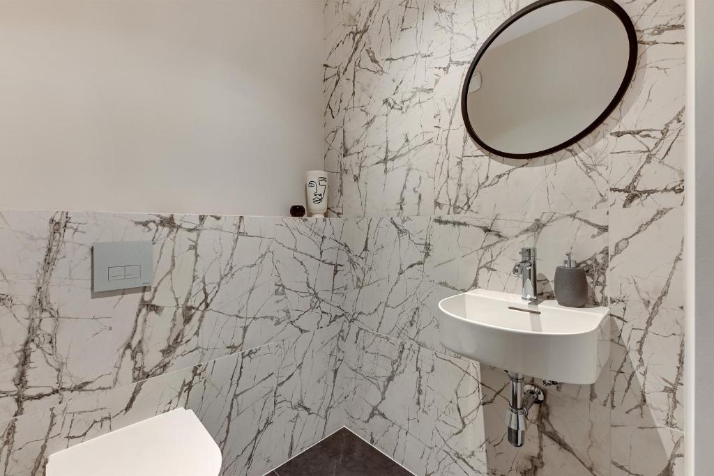 SCALA Apartments City Center & Parking by Downtown Apartments - 16