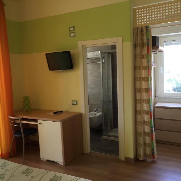 TV a/nebo společenská místnost v ubytování Savoy Hotel