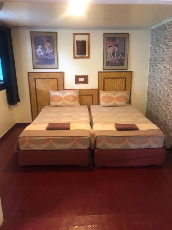 two beds sitting next to each other in a bedroom at Phi Phi Dream Guest House in Phi Phi Islands