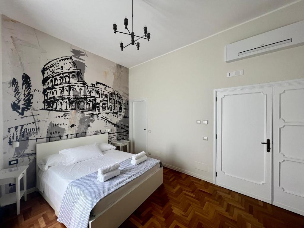 1 dormitorio con 1 cama y pared en blanco y negro en Be Your Home - Guest House Fuori Dal Porto, en Civitavecchia