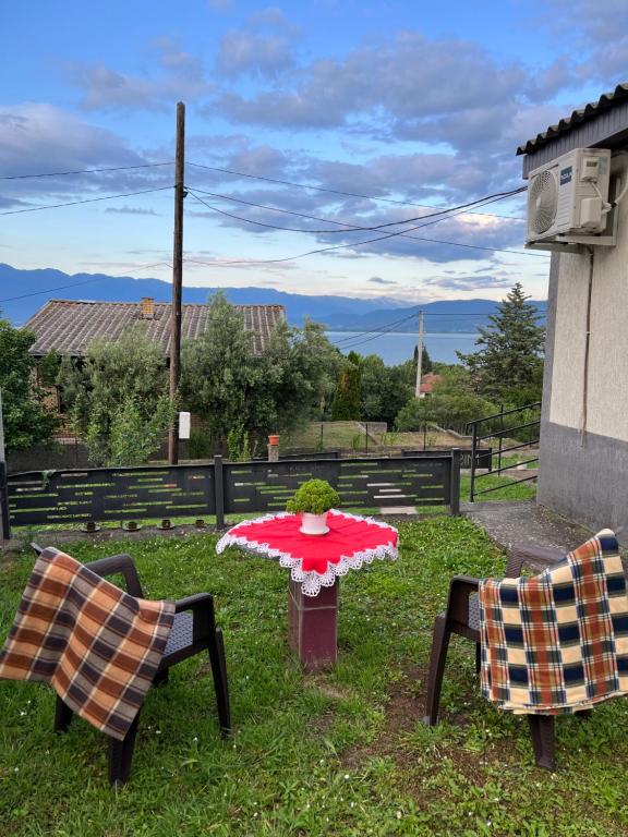 uma mesa e duas cadeiras com uma mesa em Villa Utopia em Star Dojran