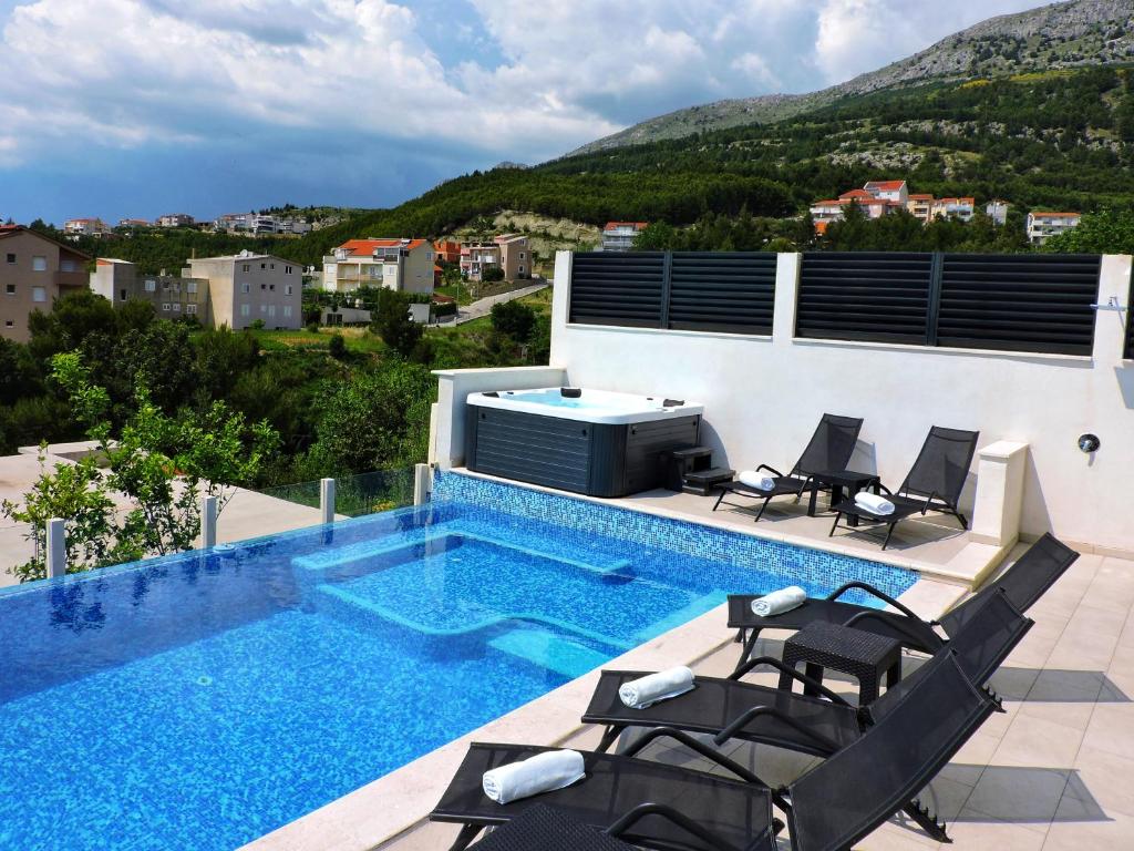 una piscina en la azotea de una casa en Villa Domus, en Podstrana