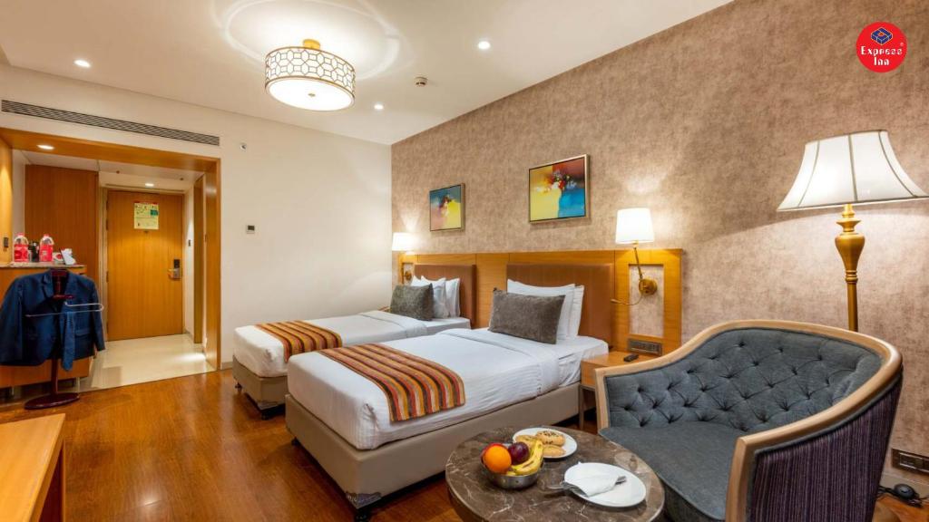 Postel nebo postele na pokoji v ubytování Express Inn The Business Luxury Hotel