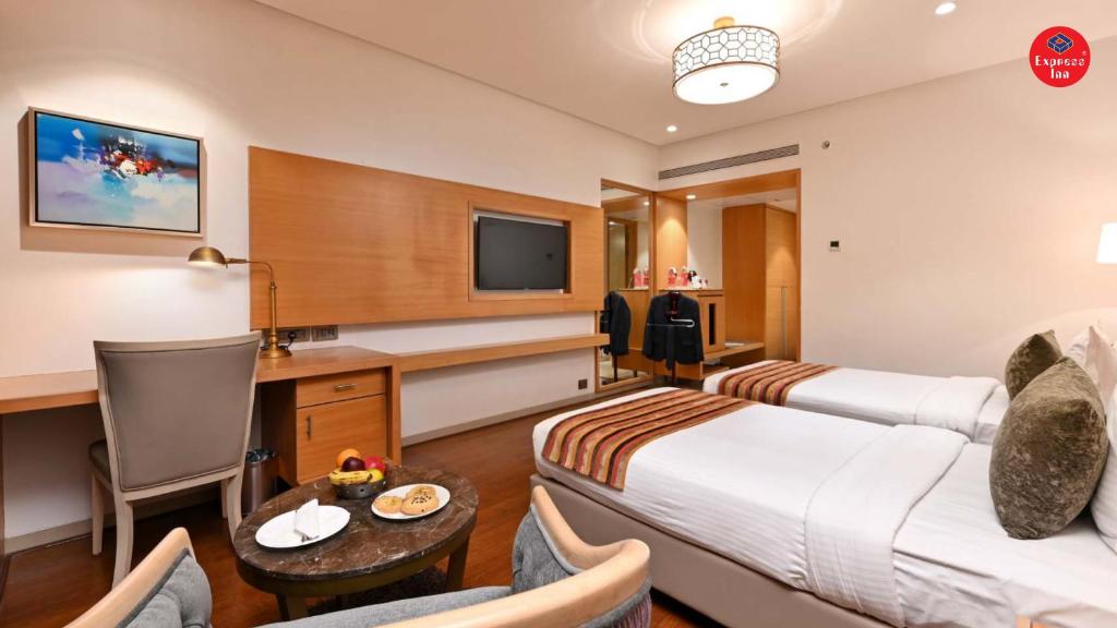 TV a/nebo společenská místnost v ubytování Express Inn The Business Luxury Hotel