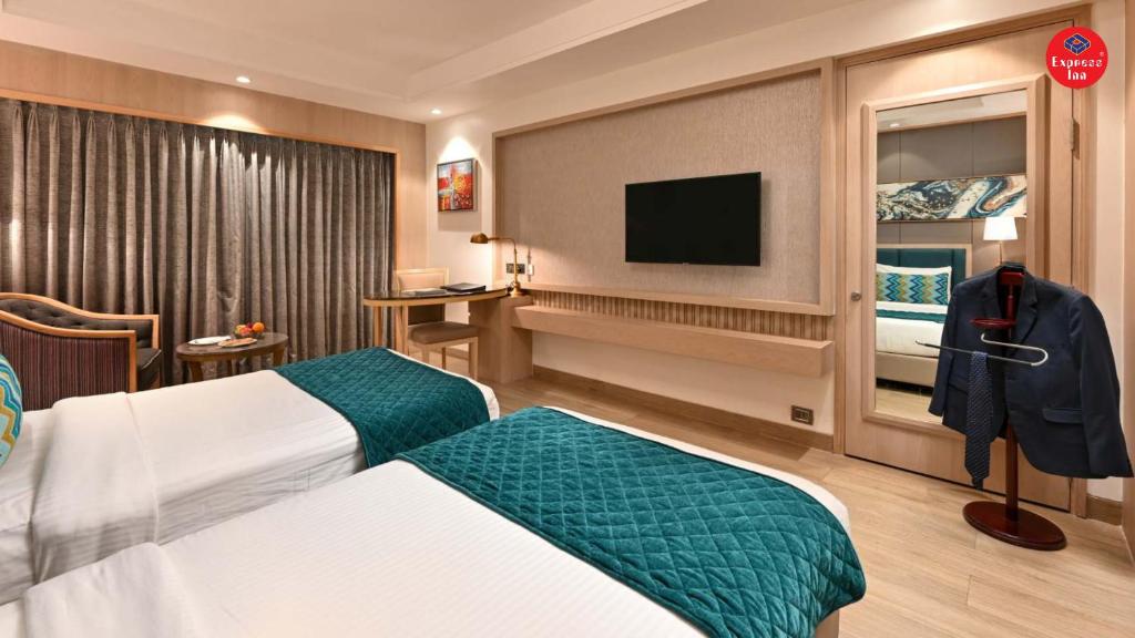 TV a/nebo společenská místnost v ubytování Express Inn The Business Luxury Hotel