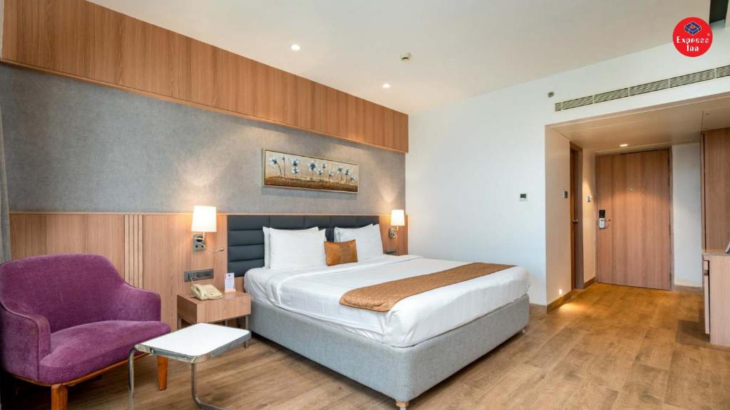 Postel nebo postele na pokoji v ubytování Express Inn The Business Luxury Hotel