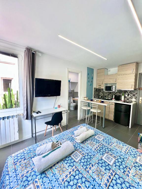 une chambre avec un grand lit avec des oreillers dessus dans l'établissement Gloria Maris Apartment, à Menton