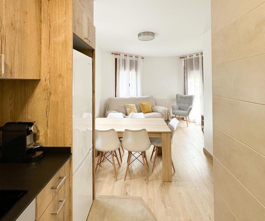 Kuchyň nebo kuchyňský kout v ubytování Apartament familiar amb vistes i cèntric by RURAL D'ÀNEU