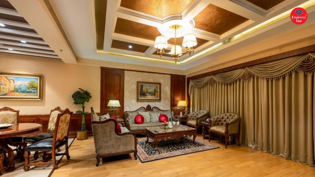 Posezení v ubytování Express Inn The Business Luxury Hotel