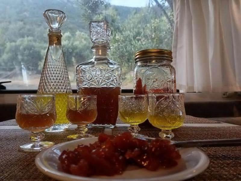 uma mesa com um prato de comida e copos de vinho em TerraOliva&herbs em Vátos