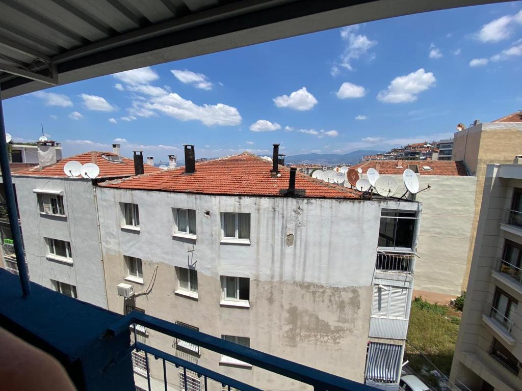 - Balcón con vistas a un edificio en gezginin odası, en Izmir