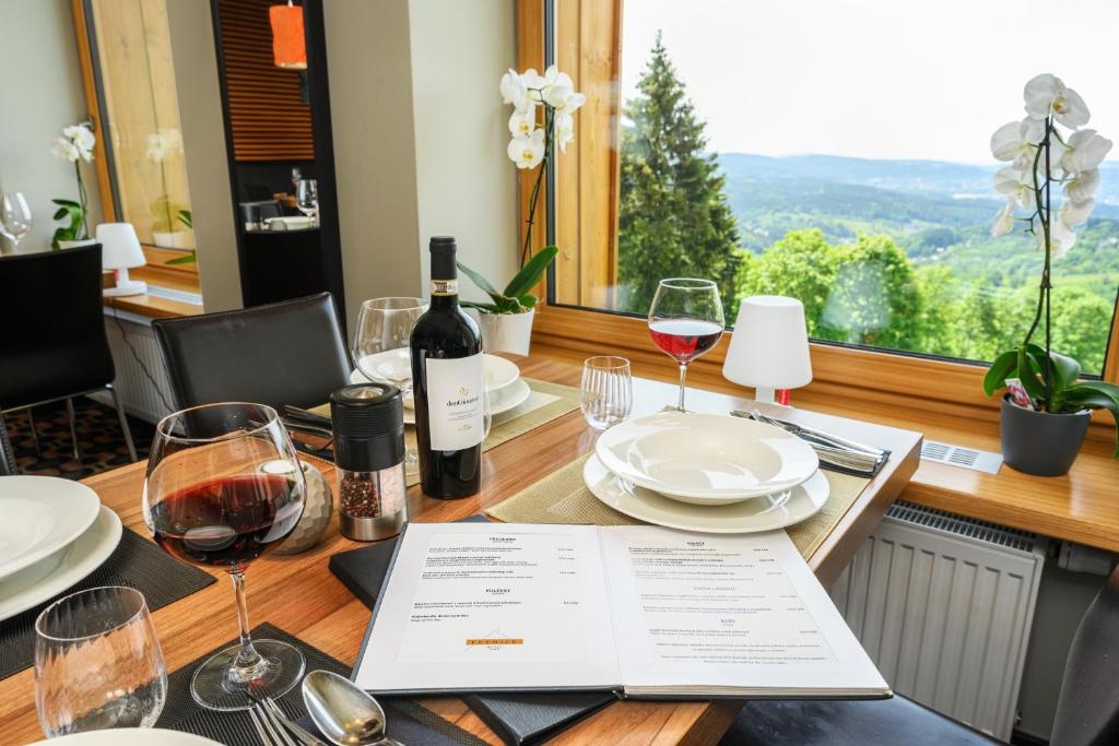 Nespecifikovaný výhled na hory nebo výhled na hory při pohledu z hotelu