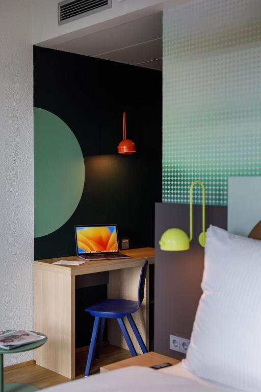 Postel nebo postele na pokoji v ubytování LyvInn Hotel Frankfurt