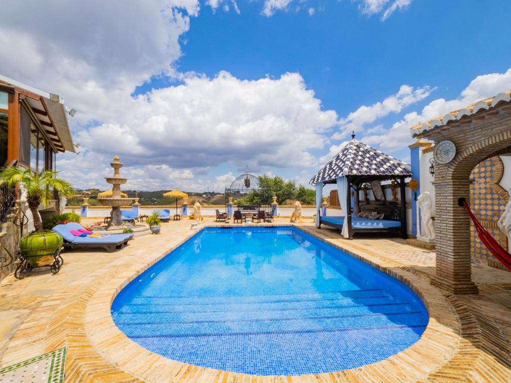 een zwembad op een patio met een prieel bij Tu Villa Rural Los Campesinos 4 Dormitorios in Alhaurín el Grande