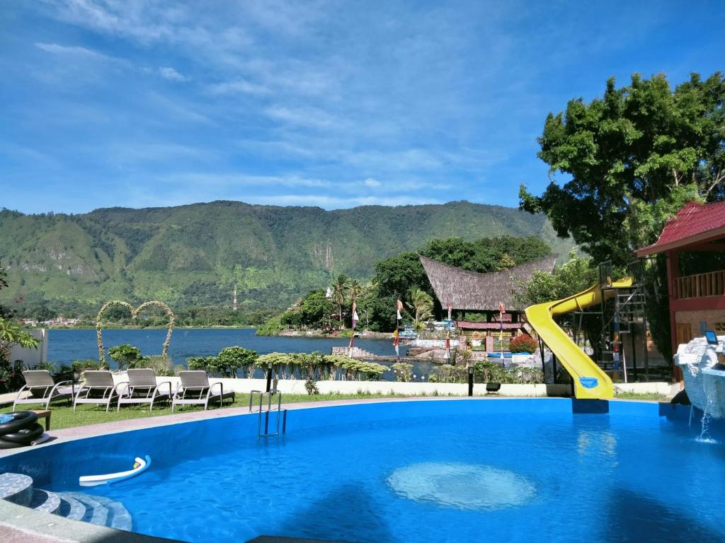ein Resort mit einem Pool und einer Rutsche in der Unterkunft Zoé’s Paradise Waterfront Hotel in Tuk Tuk