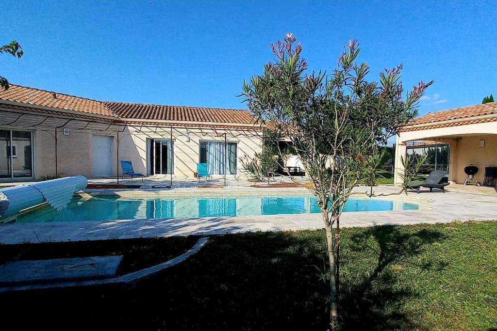 una casa con piscina en un patio en Villa 140 m² hab. avec piscine, en Castres