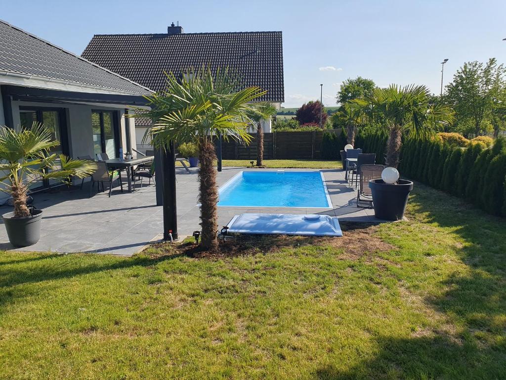 Bazén v ubytování großzügige Unterkunft mit Terrasse nebo v jeho okolí