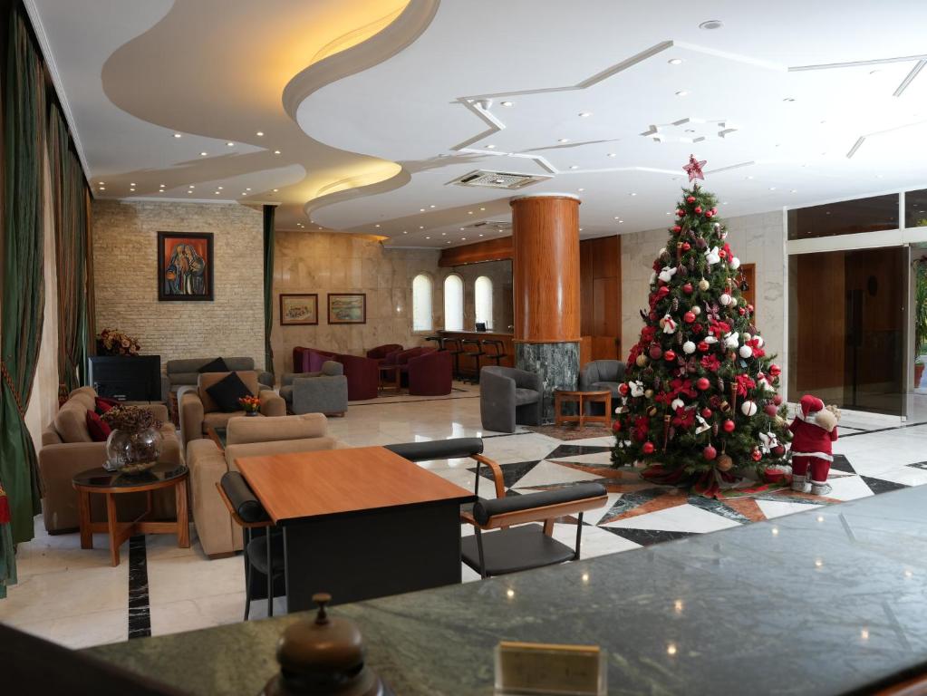 Un árbol de Navidad en medio de un vestíbulo en Marbella Hotel, en Jounieh