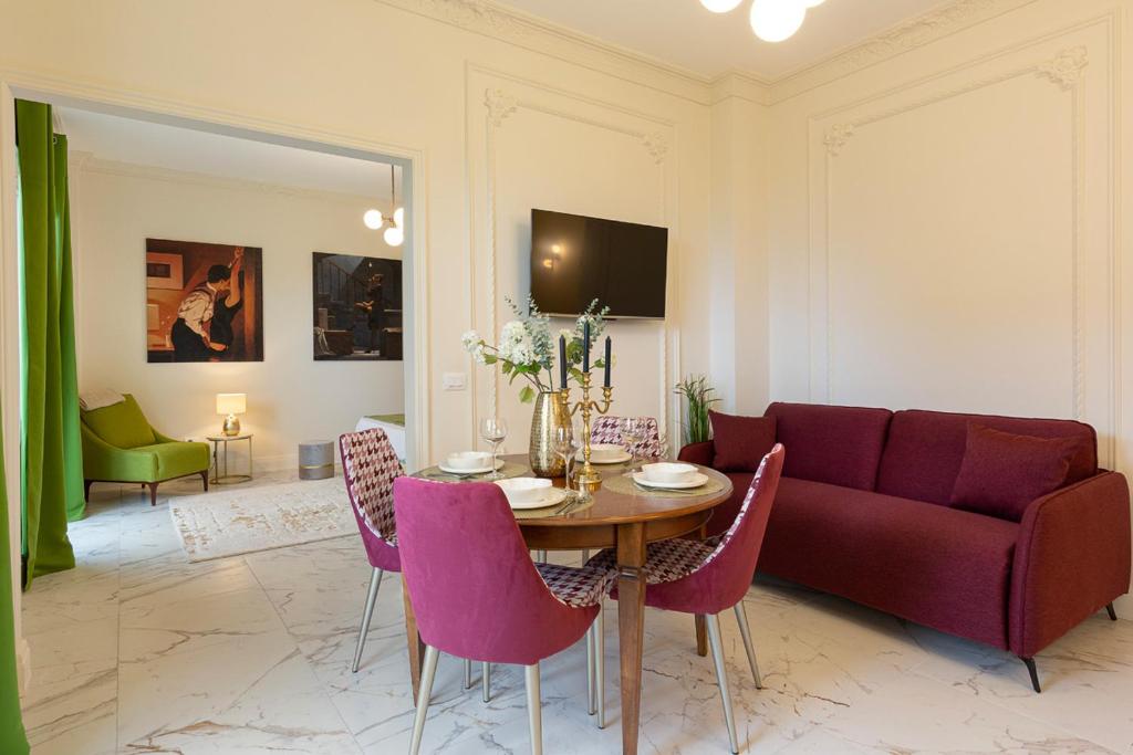 a living room with a table and a couch at Leopoldo in Baveno
